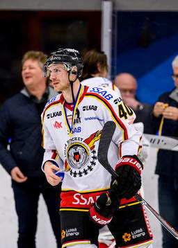 Luleås Kael Mouillierat tar i mot sin silvermedal