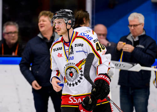 Luleås Kael Mouillierat tar i mot sin silvermedal