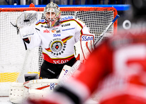 Luleås målvakt Oscar Masiello räddar ett skott
