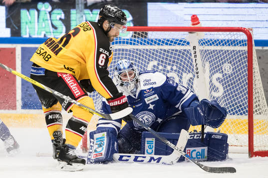 Luleås Craig Schira gör 0-3 bakom Leksands målvakt