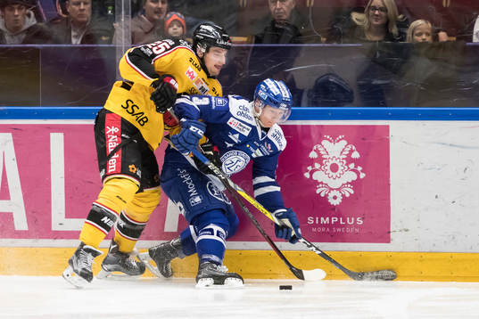 Luleås Anton Hedman i kamp om pucken med Leksands Daniel