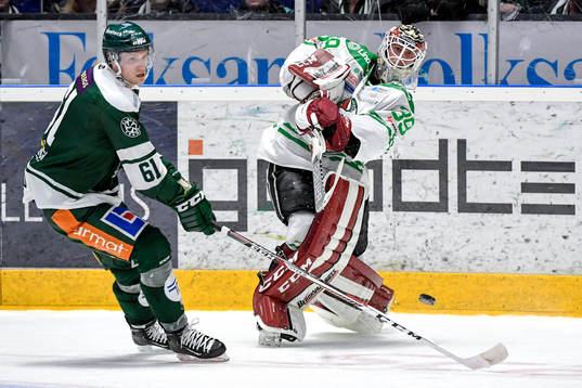 Färjestads Johan Ryno och Rögles målvakt Anders Lindbäck
