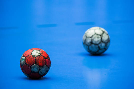 Handbollar på golvet