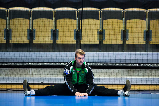 Hammarbys målvakt Robin Hallberg värmer upp