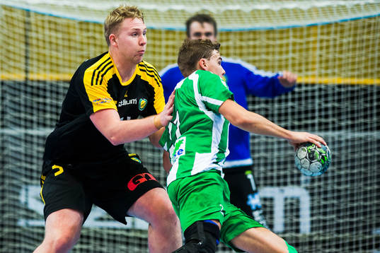 Sävehofs Viktor Rhodin försvarar mot Hammarbys Anders