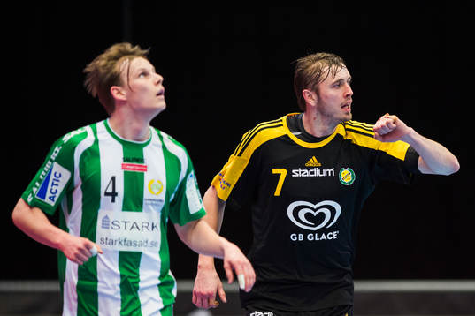 Sävehofs Jonas Larholm har gjort mål och jublar bredvid