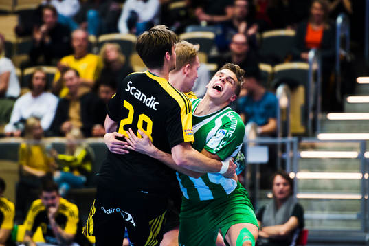 Sävehofs Linus Ekman stoppar Hammarbys Anders Wik-Rydberg