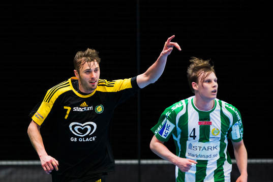 Sävehofs Jonas Larholm har gjort mål och jublar bredvid