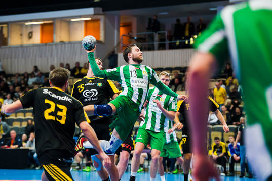Hammarbys Gunnar Pettersson bryter mellan Sävehofs Viktor