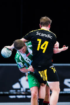 Hammarbys Andreas Halvarsson försvarar mot Sävehofs Johan