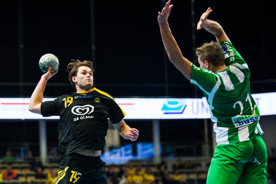 Sävehofs Niclas Fingren skjuter mot försvarande Hammarbys