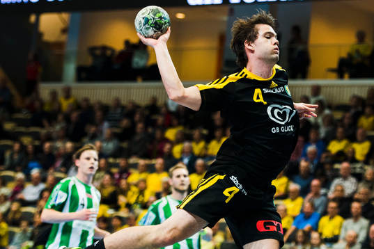 Sävehofs Henrik Johansson skjuter
