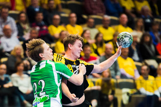Hammarbys Victor Ahlstrand försvarar mot Sävehofs Johan