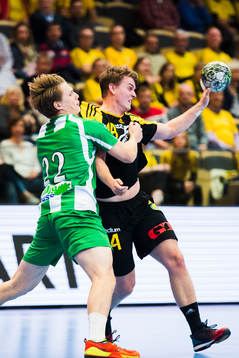 Hammarbys Victor Ahlstrand försvarar mot Sävehofs Johan
