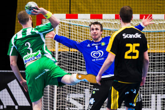 Hammarbys Alexander Morsten skjuter mot Sävehofs målvakt