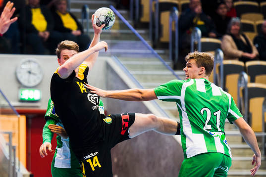 Sävehofs Johan Fagerlund bryter igenom och skjuter mot