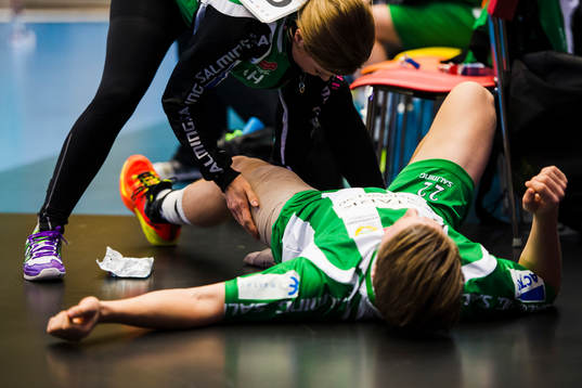 Hammarbys Victor Ahlstrand får sitt lår lindat av Anne
