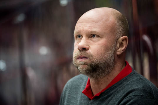 Malmö Redhawks tränare Peter Andersson deppar