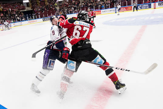 Malmö Redhawks Konstantin Komarek tacklar Linköpings