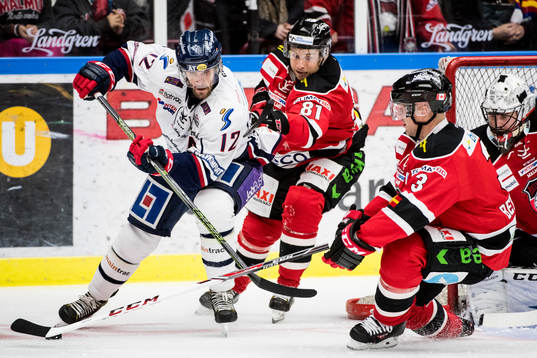 Linköpings Sebastian Karlsson oroar vid Malmö Redhawks