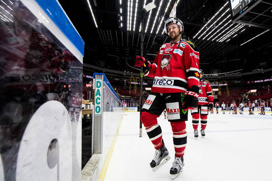 Malmö Redhawks Noah Welch deppar när han lämnar isen