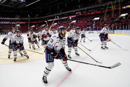 Linköpings spelare med Niklas Persson (m) jublar