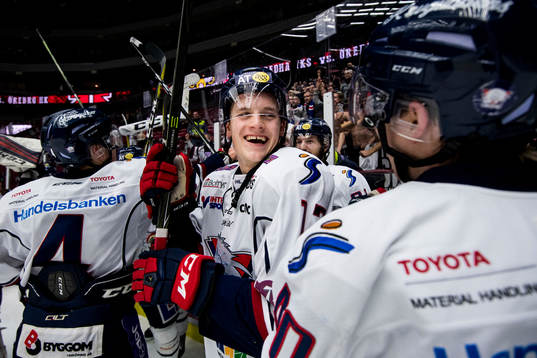 Linköpings spelare med Henrik Törnqvist (m) jublar