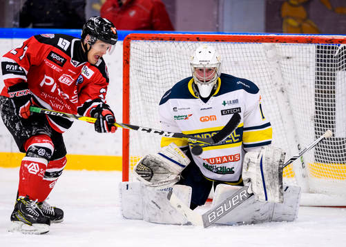 Piteås Viacheslal Kochkarev försöker styra pucken förbi