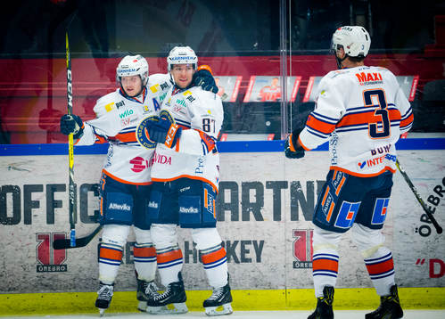 Växjös Tuomas Kiiskinen jublar med Robert Rosén