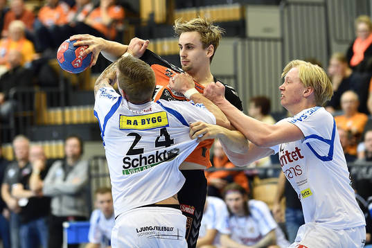 Kristianstads Richard Hanisch hålls fast av Redbergslids
