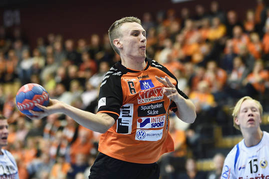 Kristianstads Philip Henningsson skjuter