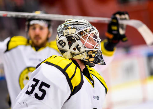 Brynäs målvakt David Rautio på uppvärmningen