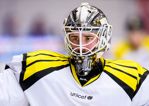 Brynäs målvakt David Rautio på uppvärmningen