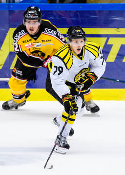 Brynäs Daniel Mannberg går förbi Luleås Oscar Engsund