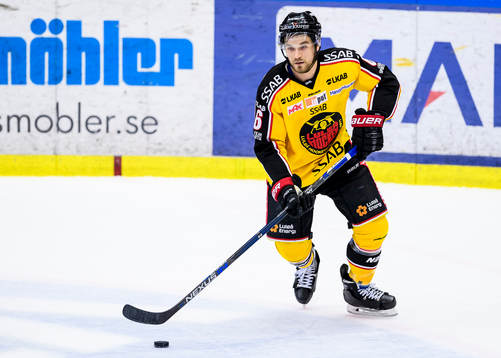 Luleås Craig Schira med pucken