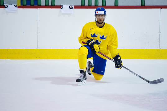 Oliver Kylington på Sveriges ishockeylandslags träning