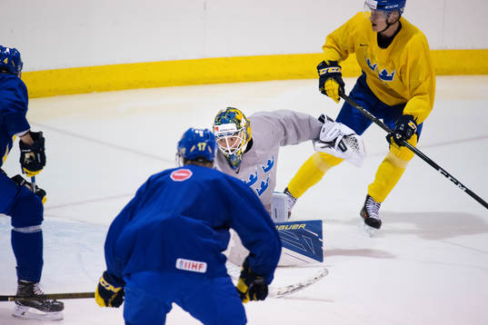 Målvakten Felix Sandström på Sveriges ishockeylandslags