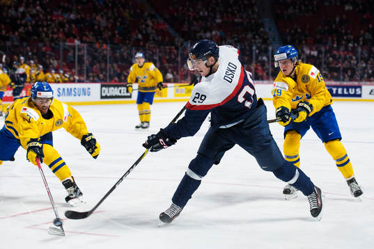 Sveriges Oliver Kylington och Alexander Nylander utmanas av