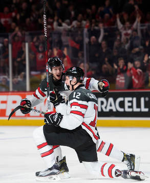 Kanadas Thomas Chabot och Julien Gauthier jublar