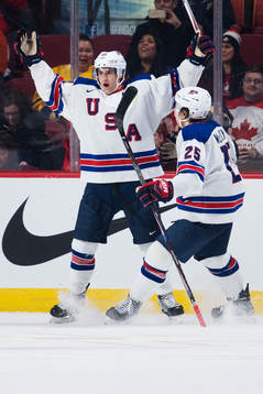 s Colin White och Charlie McAvoy jublar