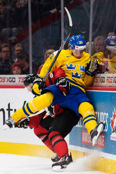 Kanadas Tyson Jost tacklar Sveriges Lucas Carlsson