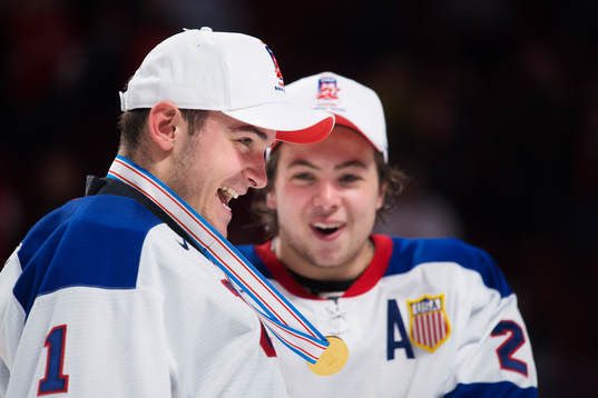 s målvakt Tyler Parsons och Charlie McAvoy jublar
