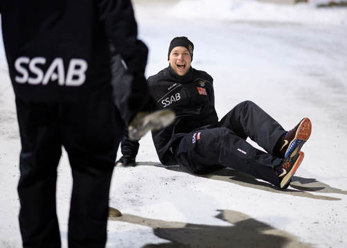 Luleås Johan Harju värmer upp utomhus med fotboll