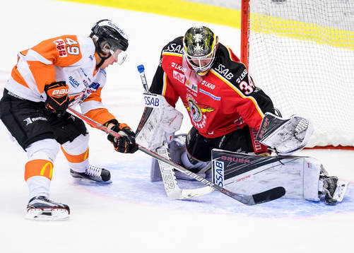 Luleås målvakt Joel Lassinatti räddar ett friläge från