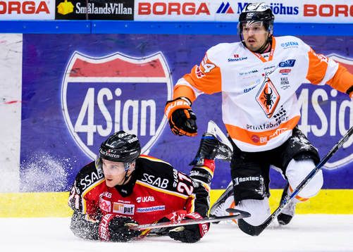 Luleås Bill Sweatt liggar på isen