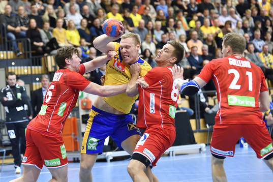 Sveriges Fredric Pettersson i kamp mot Norges Espen