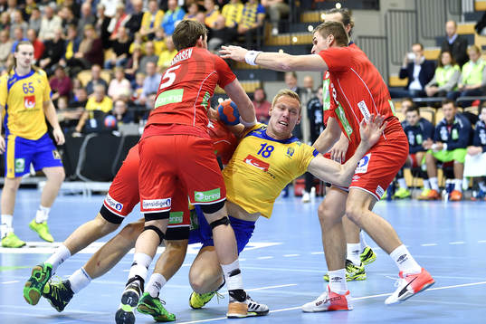 Sveriges Fredric Pettersson i kamp mot Norges försvaret