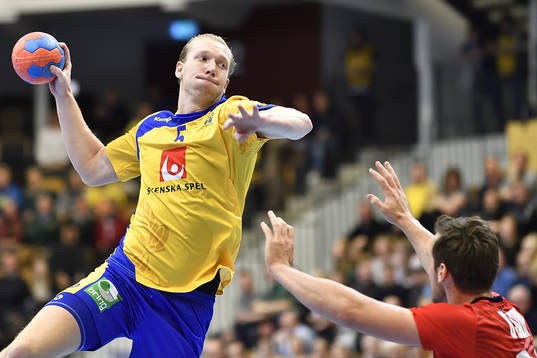 Sveriges Simon Jeppsson skjuter