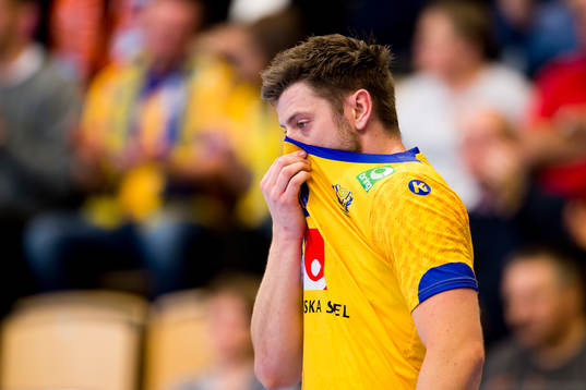 Sveriges Niclas Ekberg drar tröjan över näsan