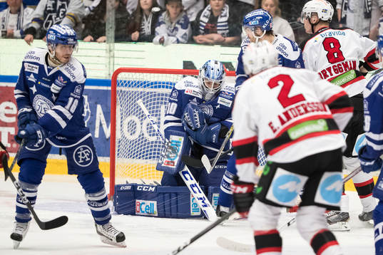 Leksands målvakt Henrik Haukeland räddar János Hári  i